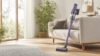 Aspirateur sans fil dans un salon scandinave