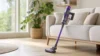 Aspirateur sans fil dans un salon scandinave